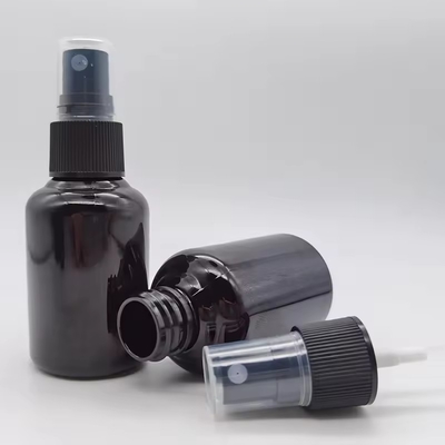 Bouteille de pulvérisation cosmétique en plastique noir et brillant en PET de 50 ml avec tête de pulvérisation fine noire