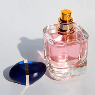 Bouteille de parfum vide à l'échelle supérieure avec emballage