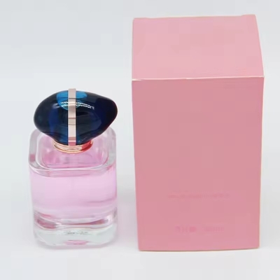 Bouteille de parfum vide à l'échelle supérieure avec emballage