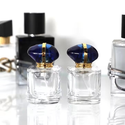 Bouteille de parfum vide à l'échelle supérieure avec emballage